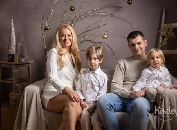 familie fericita la sedinta foto de craciun - poze de Craciun cu familia