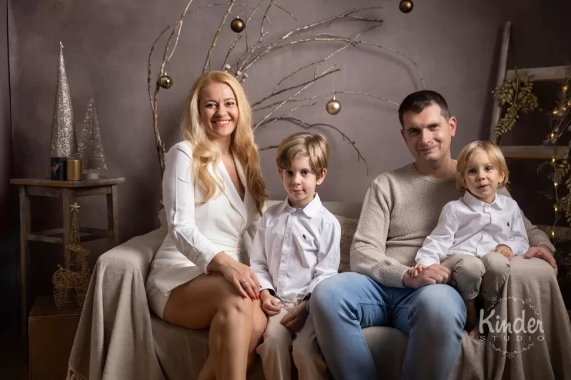 familie fericita la sedinta foto de craciun - poze de Craciun cu familia